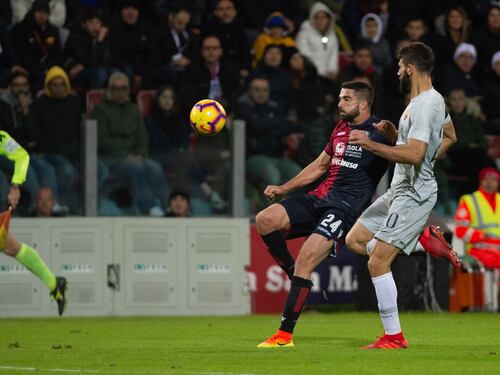 La Roma si fa beffare nel finale: il Cagliari rimonta da 0-2 a 2-2 in 9 uomini