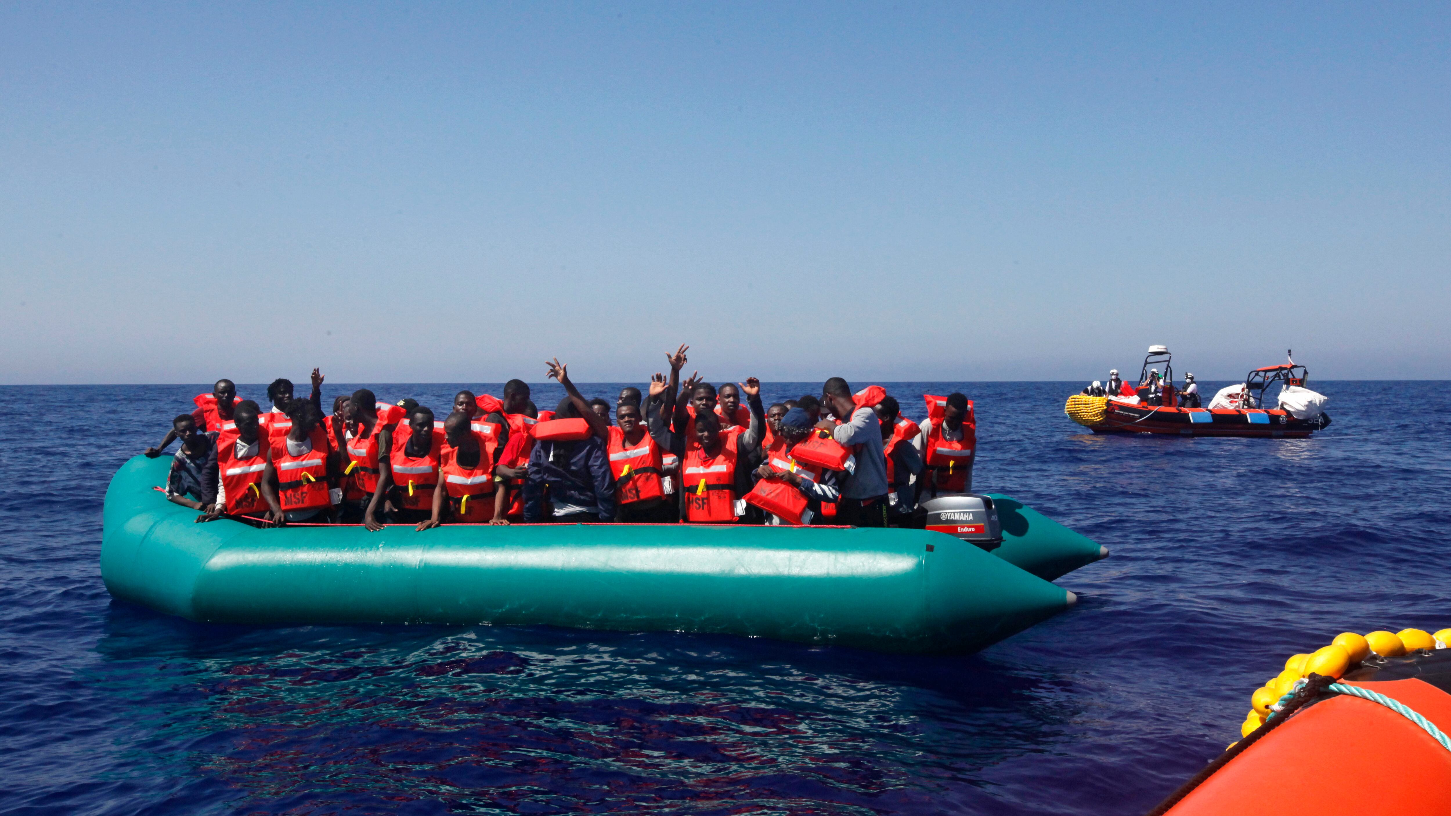 L'orrore degli scafisti: migrante paraplegico abbandonato sugli scogli