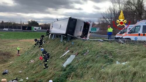 Bus si ribalta in autostrada 1