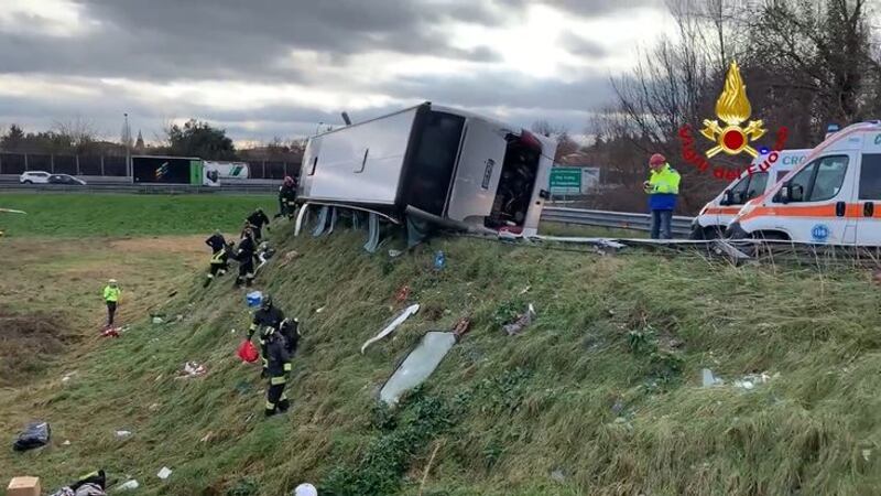 Bus si ribalta in autostrada 1