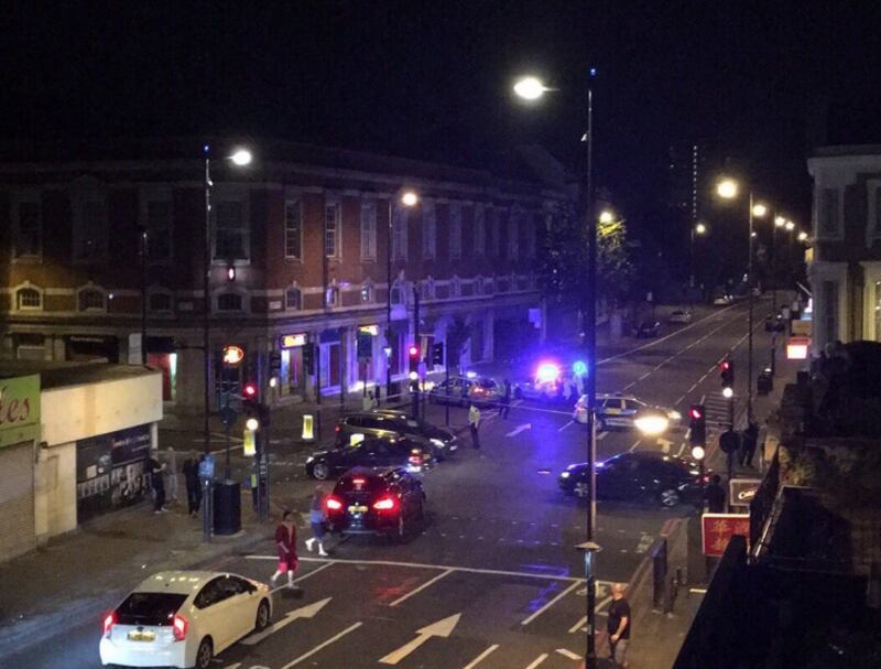 Londra, un van contro la folla: un morto e otto feriti 2