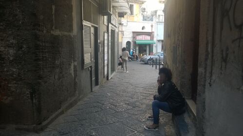Donne che si prostituiscono in pieno giorno nei vicoli di via Oronzio Costa