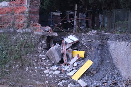 Genova, crolla un cimitero: i feretri dispersi nel fiume 8