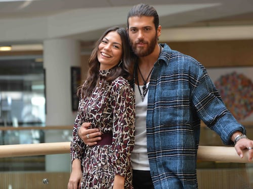 Torna Can Yaman, l'attore turco che ha stregato le fan italiane