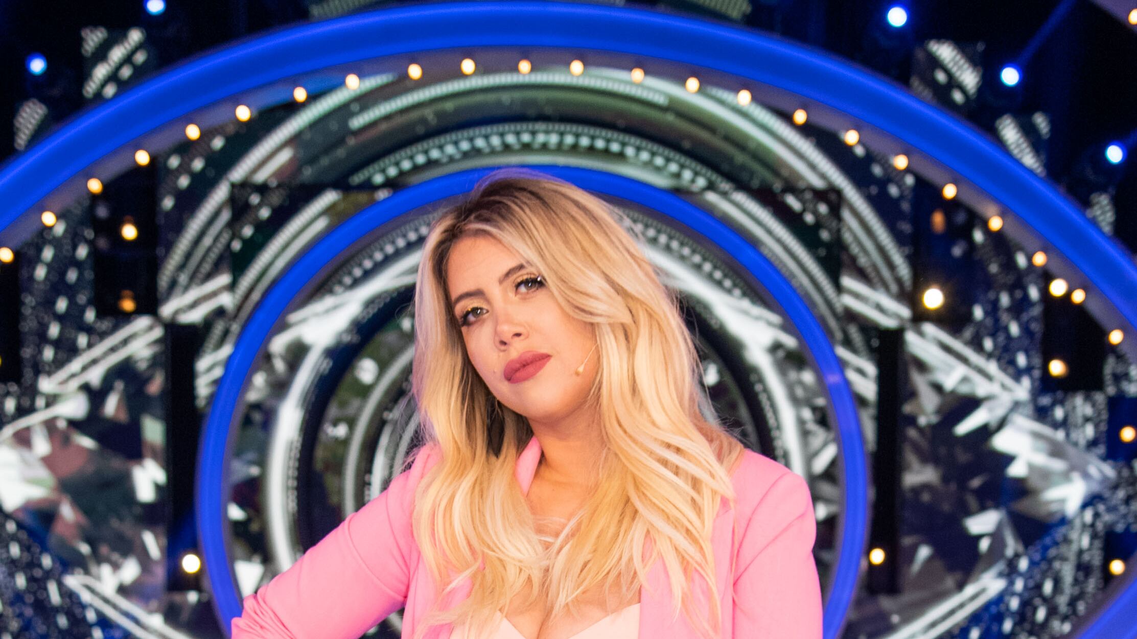 Gf Vip, Wanda Nara si spoglia ma viene attaccata: "Vergognati, un affronto alle vere donne"