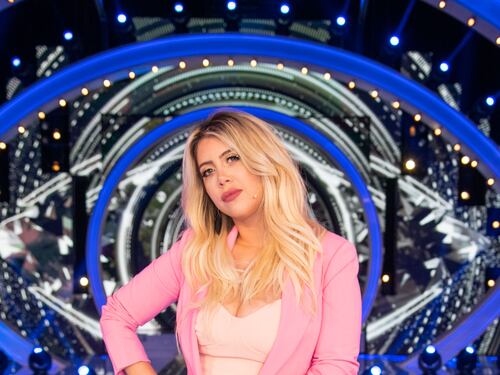 Gf Vip, Wanda Nara si spoglia ma viene attaccata: "Vergognati, un affronto alle vere donne"