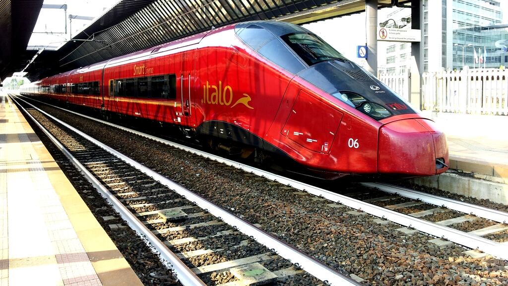 Napoli, in 3 attraversano binari: una 20enne morta sul colpo