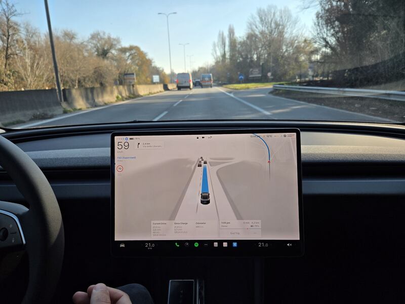 guida autonoma tesla