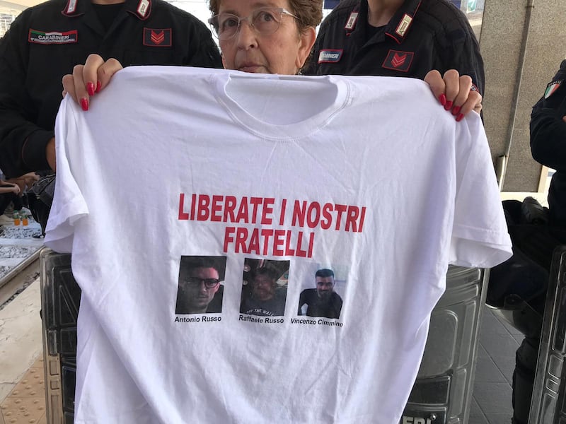 La stazione di Napoli ostaggio dei familiari degli italiani scomparsi in Messico 8
