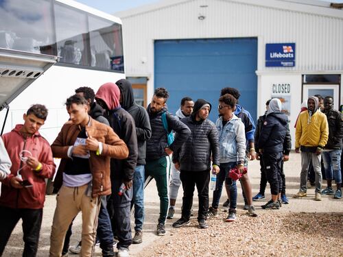 “Braccialetti elettronici ai migranti”: la proposta del Regno Unito che fa discutere