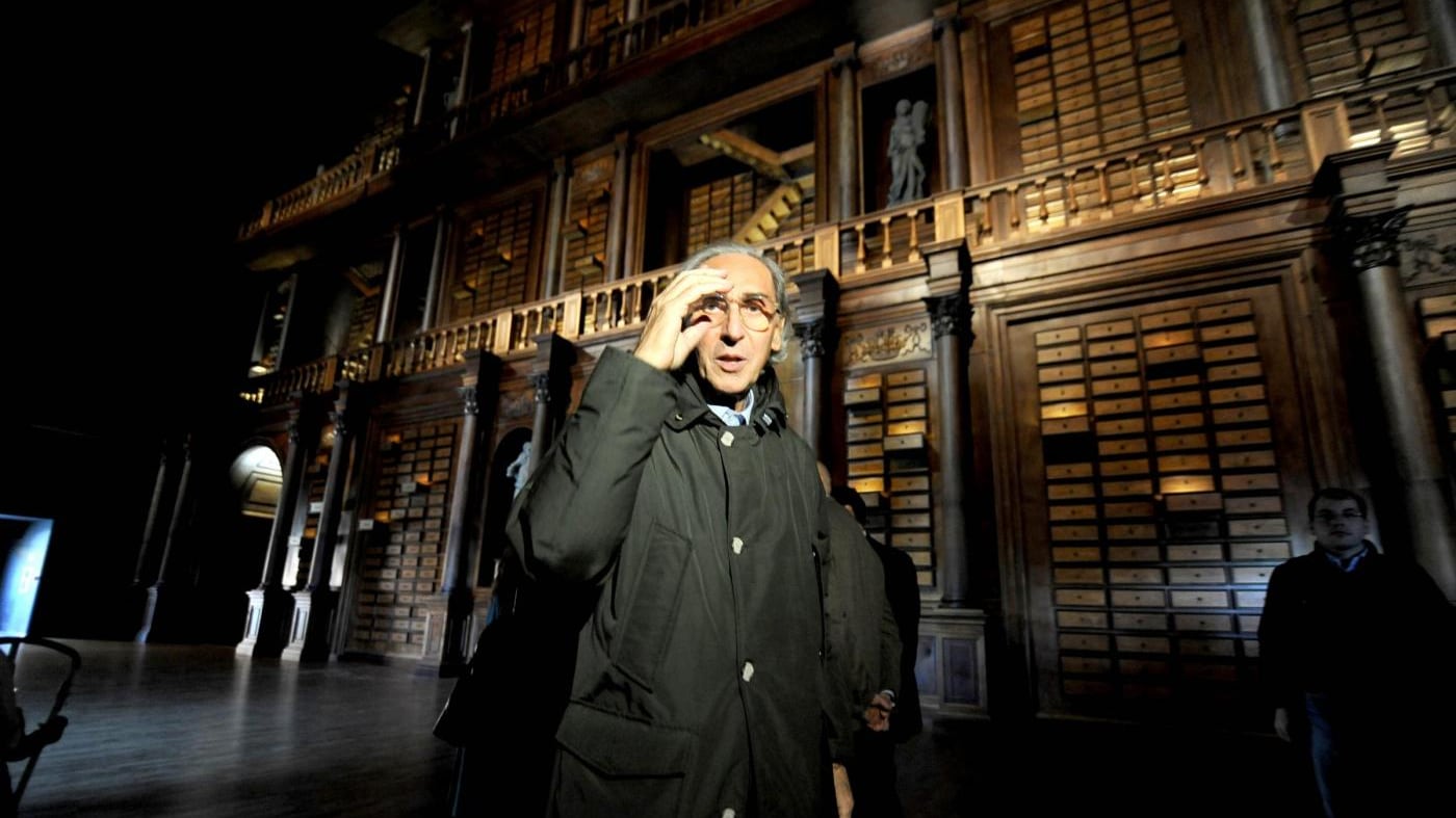 Sms con un verso di Battiato alla moglie: lei chiama il 112