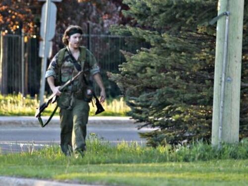Terrore in Canada. Giovane vestito da Rambo fa strage di poliziotti