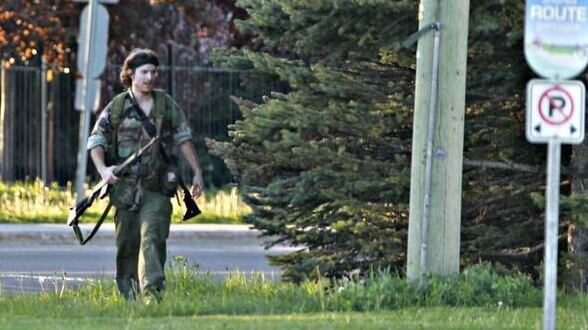 Terrore in Canada. Giovane vestito da Rambo fa strage di poliziotti