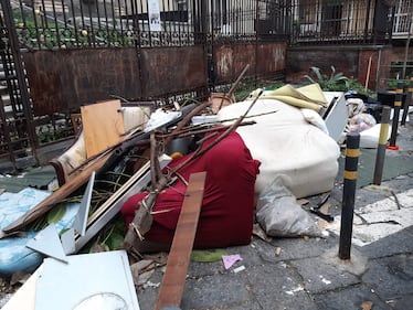 Rifiuti davanti chiesa Napoli 2
