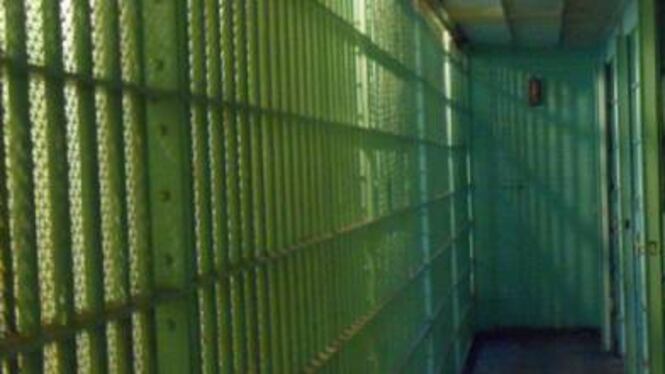 Detenuto marocchino brucia la cella: intossicato un agente