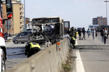 Dà fuoco a un autobus nel milanese: il rogo in strada 1