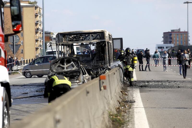 Dà fuoco a un autobus nel milanese: il rogo in strada 1