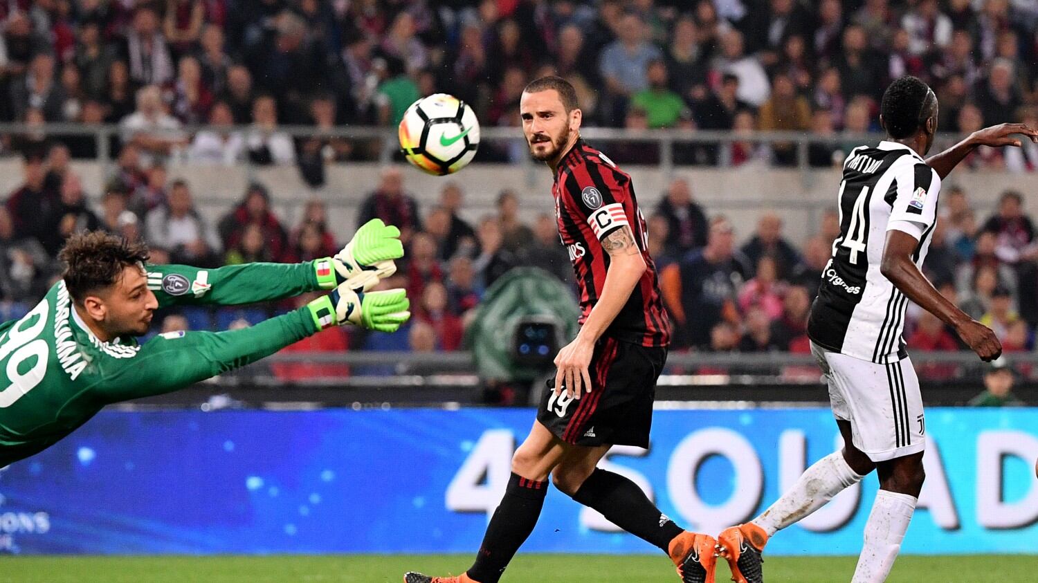 Tensione a Bergamo: i tifosi del Milan rifiutano la maglia di Donnarumma