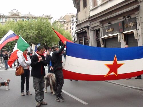 Trieste mette al bando la bandiera comunista