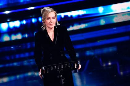 Sanremo, Barbara Palombelli sul palco in bianco 2