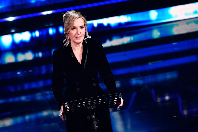 Sanremo, Barbara Palombelli sul palco in bianco 2