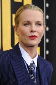 Kim Basinger: dopo lo strip tease più sexy torna sul set 4