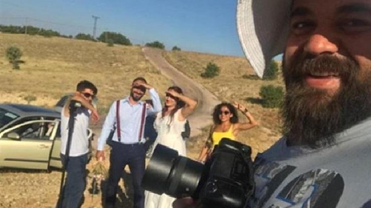 Turchia, la sposa è una "bambina" e il wedding reporter rompe il naso allo sposo