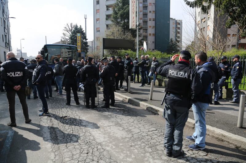 Milano, sgomberato il residence Cavezzali 17