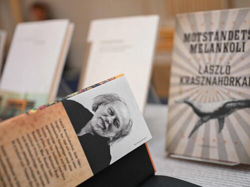 "Ci manca la libertà sotto ogni regime. Ma scrivere è la nostra salvezza"
