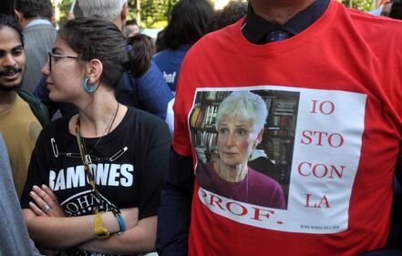 Sit-in a Palermo: slogan e striscioni a favore della prof sospesa 14
