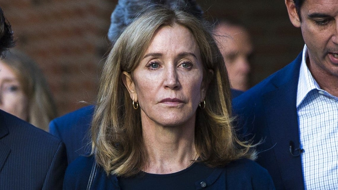 "Se non l’avessi fatto sarei stata una cattiva madre". Felicity Huffman rompe il silenzio dopo lo scandalo