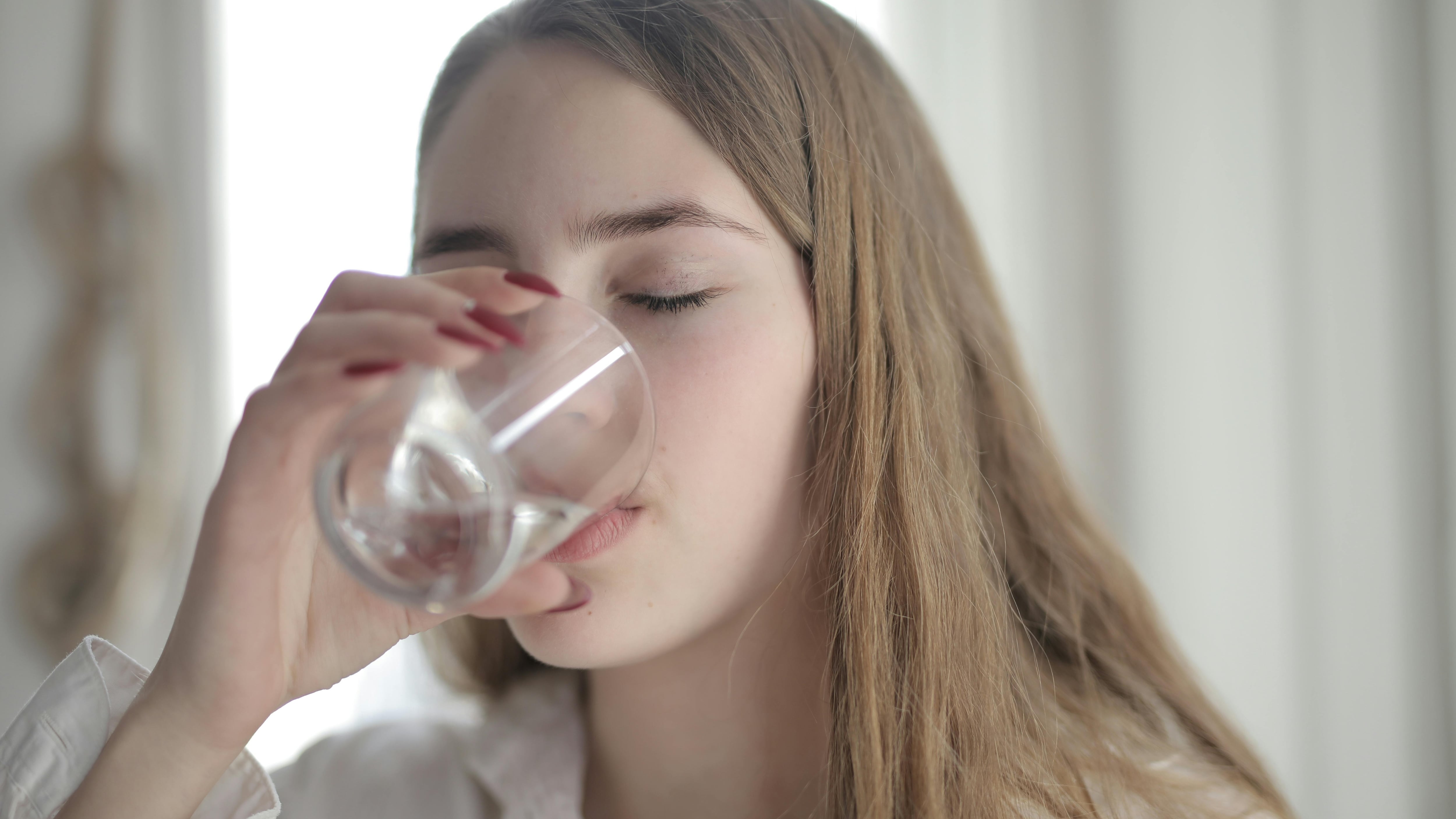 Acqua durante i pasti oppure no? Quantità consigliate e benefici: i consigli dell'esperto