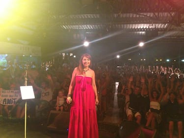 Cristina D'Avena: il Web pazzo per la scollatura profonda 17