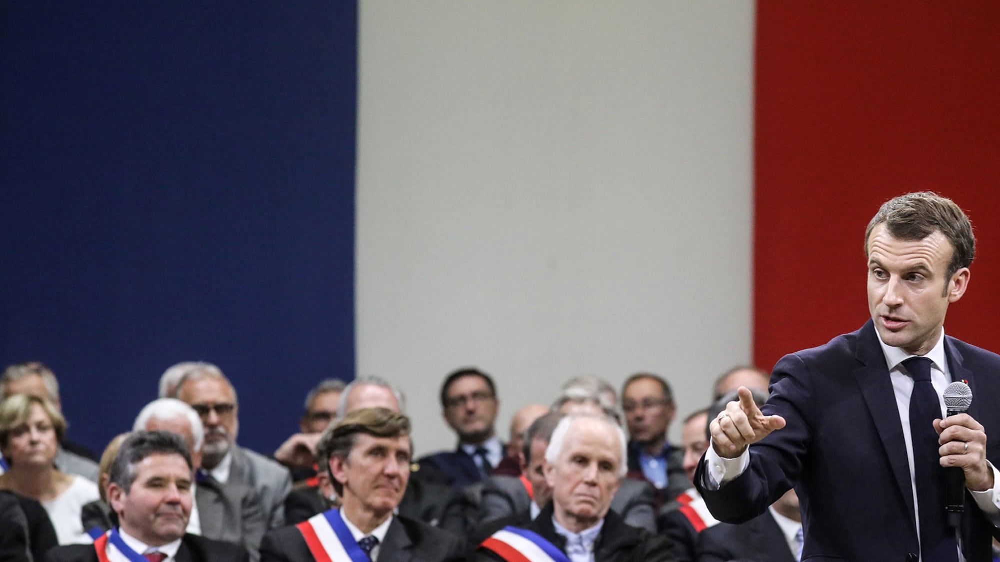 Macron: "Flussi migratori diminuiti grazie a Gentiloni"