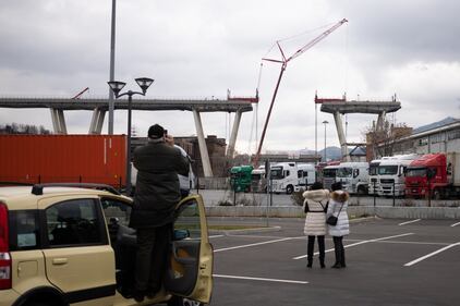 Ponte Morandi, le immagini della demolizione della trave tampone 6