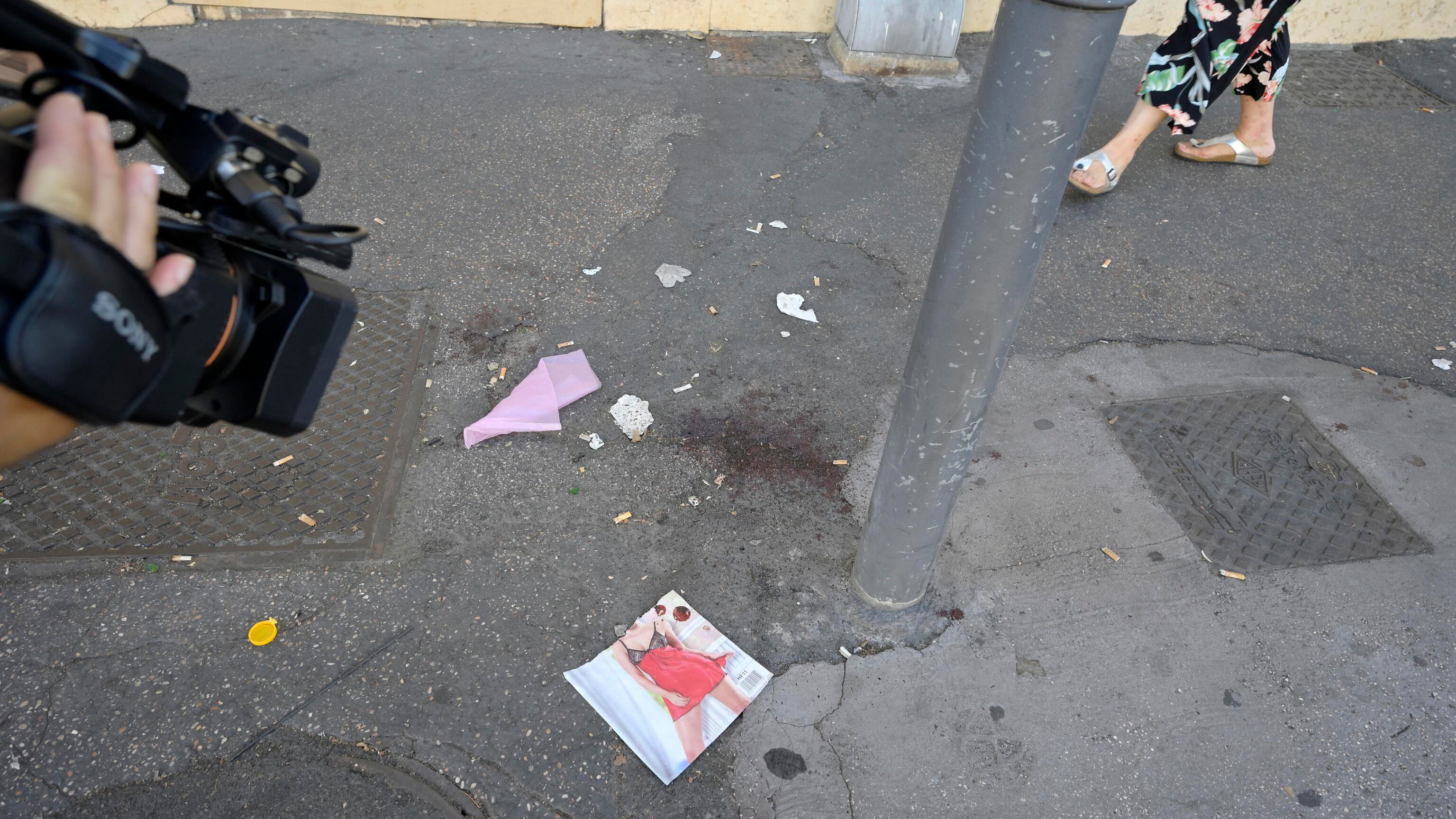 Roma, 47enne accoltellata per strada. Ferite a collo, volto e addome: è grave