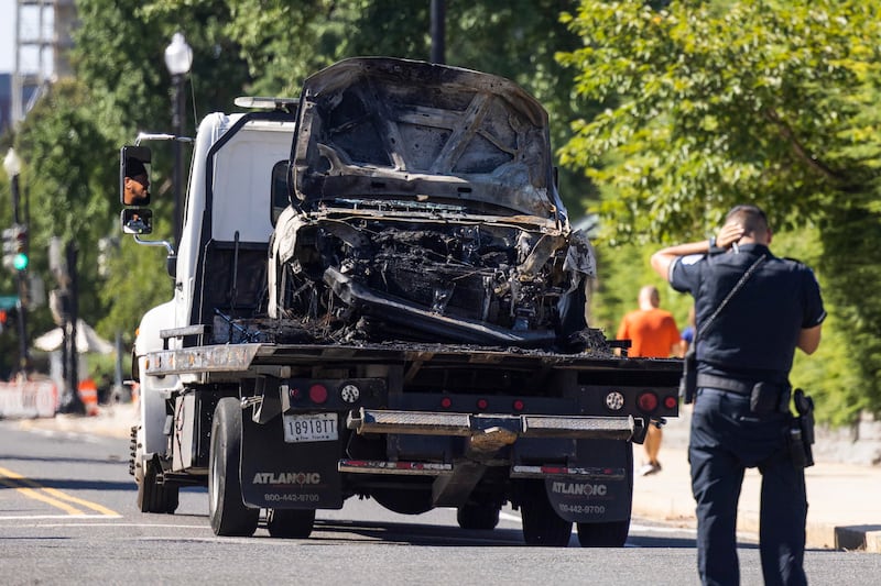 Auto si schianta contro i cancelli di Capitol Hill: suicida il conducente 1