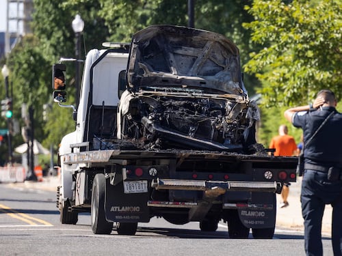 Auto si schianta contro i cancelli di Capitol Hill: suicida il conducente