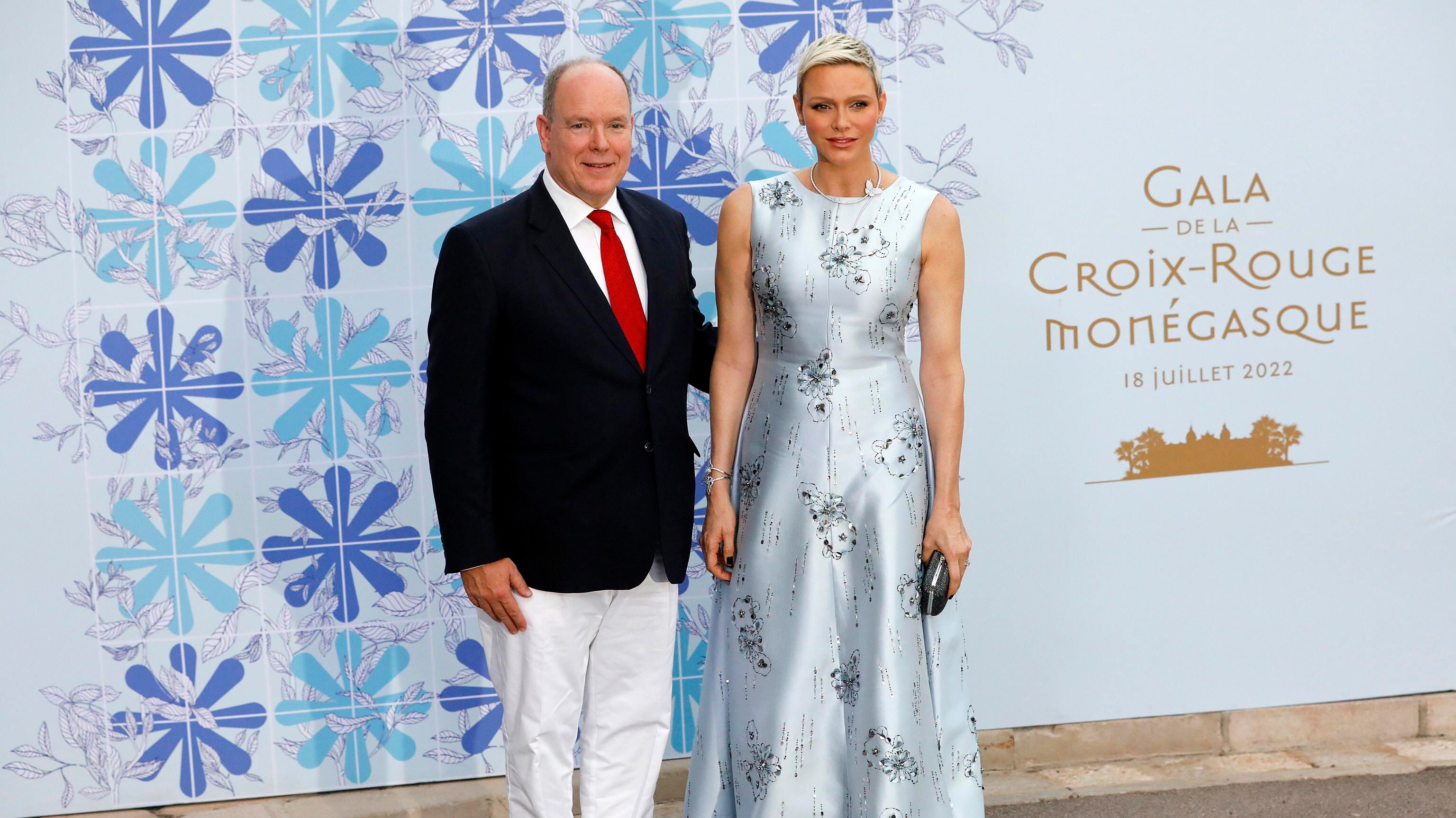 Alberto va in vacanza senza Charlene. La crisi continua