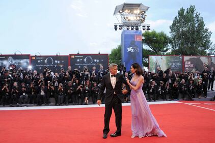 Venezia, George Clooney sul red carpet con Amal 12