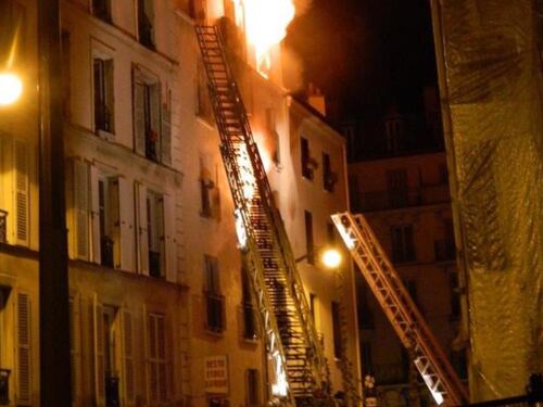 Parigi, incendio in palazzina: 8 morti, di cui due bimbi "Si gettavano dalla finestra"