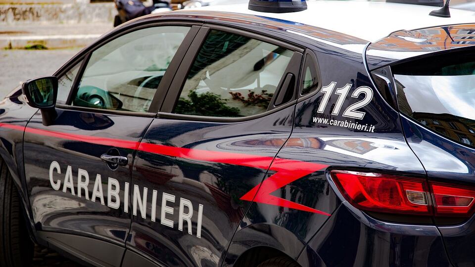 Morto impiccato mentre cerca di pulire la grondaia sul tetto