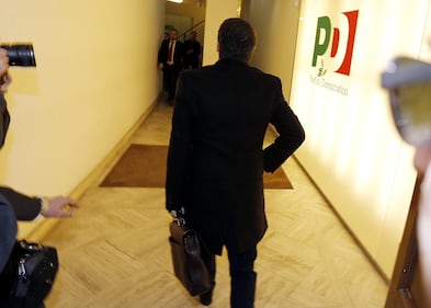 Renzi in treno solo con coca cola e giornali 2