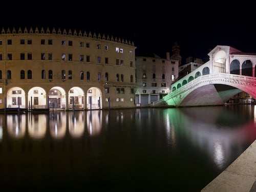 Togliete le mascherine alle bellezze di Venezia