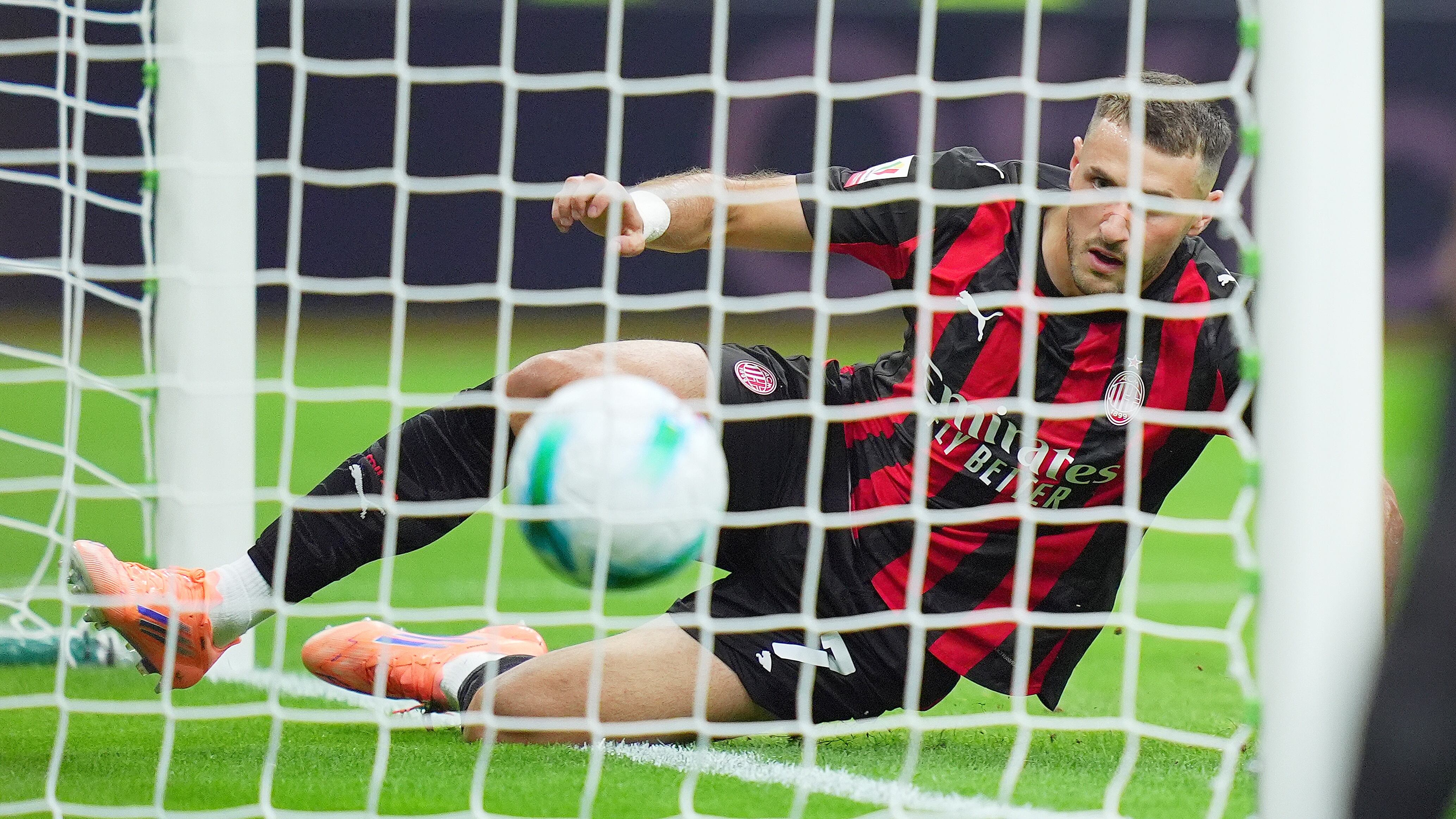 Il tempo di Gimenez al Milan è scaduto