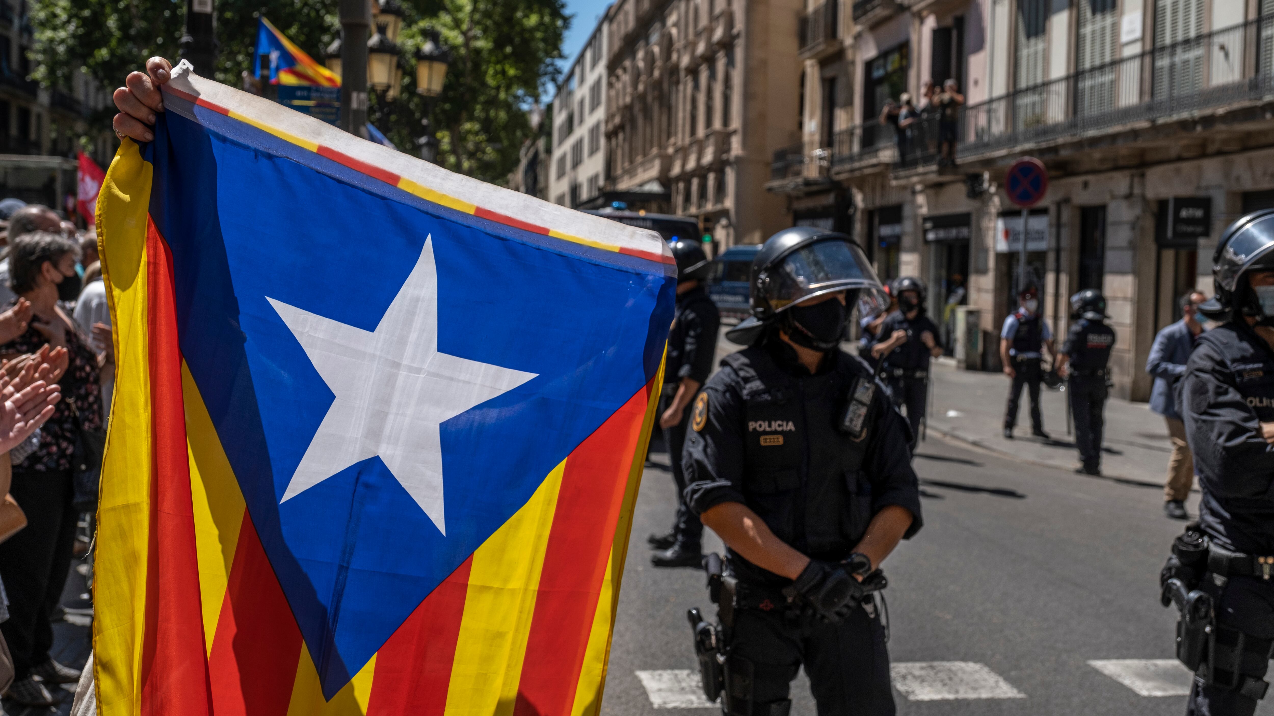 Madrid regala la libertà ai separatisti catalani. Ma la Spagna si divide