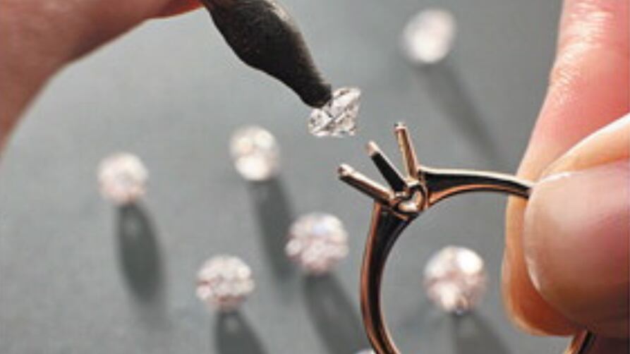 I signori dei diamanti e quelle mani esperte che "tagliano" la luce