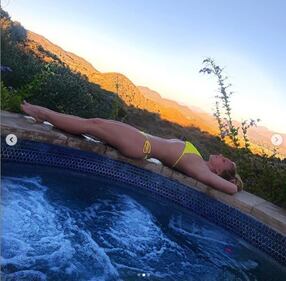 Britney Spears sexy in piscina 2