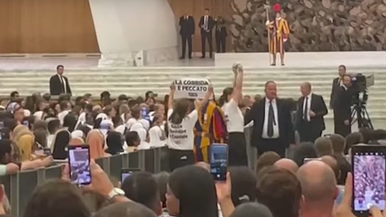"Basta benedire le corride". E le attiviste assalgono l'auto di Papa Francesco