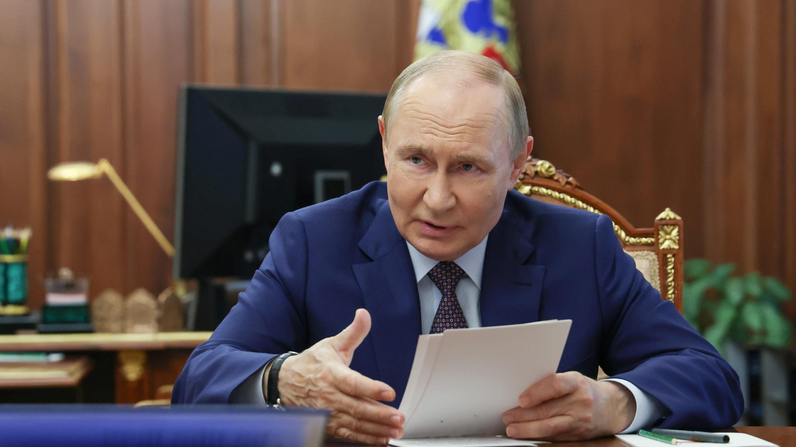 Putin accerchiato mischia le carte. "Accordo nucleare il passo per la pace"